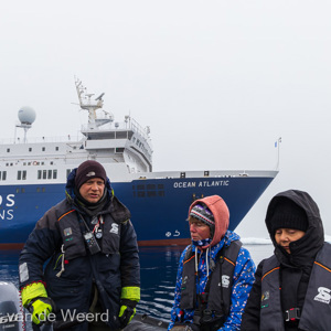 2022-07-16 - Carin luistert aandachtig naar onze zodiac-bestuurder<br/>Pakijs grens op 81,39° NB - Spitsbergen<br/>Canon EOS R5 - 24 mm - f/11.0, 1/60 sec, ISO 400