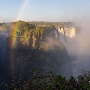 2024-04-25 - Regenboog in de spray van de waterval<br/>Victoria Falls - Victoria Falls - Zimbabwe<br/>Canon EOS R5 - 35 mm - f/11.0, 1/640 sec, ISO 400