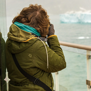 2023-09-20 - Carin fotografeert de ijsschots<br/>Carlsbergfjord - Groenland<br/>Canon EOS R6m2 - 100 mm - f/8.0, 1/125 sec, ISO 800