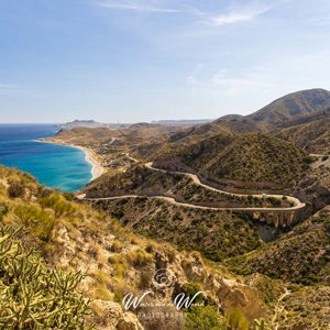 2023-04-25 - Slingerende weg langs de mooie kust<br/>Mirador del Lance y el Algarrobi - Carboneras - Spanje<br/>Canon EOS R5 - 24 mm - f/11.0, 1/80 sec, ISO 200