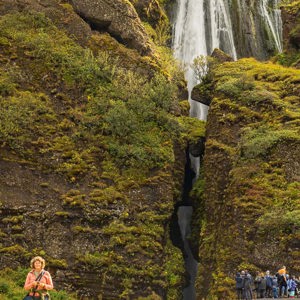 2023-09-09 - Carin en toeristen bij de waterval<br/>Seljalandfoss - IJsland<br/>Canon EOS R5 - 105 mm - f/11.0, 1/40 sec, ISO 400