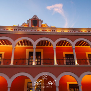 2008-07-16 - De bibliotheek bij zonsondergang<br/>Plaza Principal - Campeche - Mexico<br/>Canon EOS 30D - 17 mm - f/6.3, 1/8 sec, ISO 400