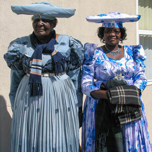2007-08-14 - Prachtig aangeklede dames<br/>Swakopmund - Namibie<br/>Canon PowerShot S2 IS - 10.4 mm - f/4.0, 1/800 sec, ISO 53467