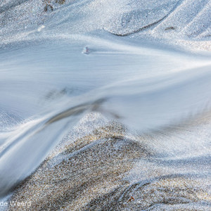 2016-10-17 - Stromend water op het strand<br/>Fiskavaig Bay - Carbost - Schotland<br/>Canon EOS 5D Mark III - 35 mm - f/22.0, 1 sec, ISO 100