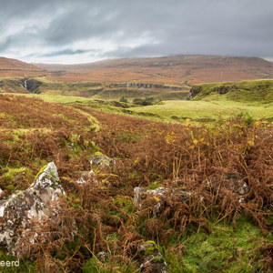 2016-10-18 - Waterval in de verte<br/>Fairy Glen - Balnaknock - Uig - Schotland<br/>Canon EOS 5D Mark III - 38 mm - f/8.0, 1/80 sec, ISO 400