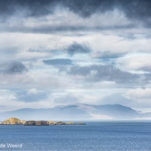 2016-10-18 - Donkere wolken boven een rotseilandje<br/>Noord-west kust bij de A855 - Kilmuir - Schotland<br/>Canon EOS 5D Mark III - 200 mm - f/5.6, 1/640 sec, ISO 200