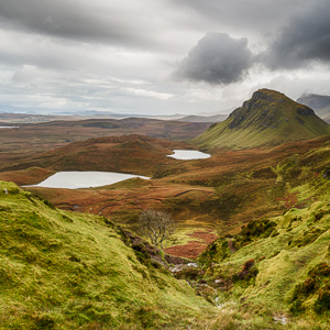 2016-10-18 - Het licht is prachtig op die groene rotsen en de meren<br/>The Quiraing - Trotternish - Schotland<br/>Canon EOS 5D Mark III - 29 mm - f/8.0, , ISO 200