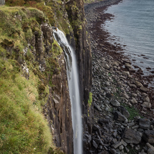2016-10-18 - Fraaie erg hoge waterval<br/>Mealt Falls and Kilt Rock - Staffin - Schotland<br/>Canon EOS 5D Mark III - 33 mm - f/16.0, 0.3 sec, ISO 100