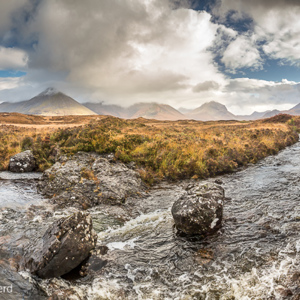 2016-10-18 - Een panorama opname van de rivier en bergen<br/>Ergens tussen Sligachan en Broadford - Broadford - Schotland<br/>Canon EOS 5D Mark III - 24 mm - f/8.0, 0.01 sec, ISO 400