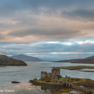 2016-10-18 - Bijzondere kleuren in de lucht bij zonsondergang<br/>Eilean Donan Castle - Dornie - Schotland<br/>Canon EOS 5D Mark III - 27 mm - f/11.0, 0.4 sec, ISO 100