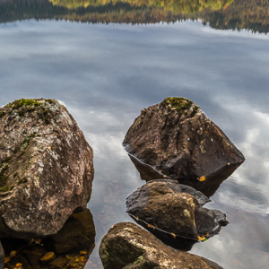 2016-10-19 - Stenen in het Loch<br/>Loch Garry - Invergarry - Schotland<br/>Canon EOS 5D Mark III - 33 mm - f/11.0, 1/40 sec, ISO 400