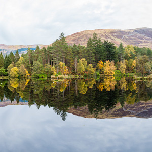 2016-10-20 - Perfecte spiegeling - dubbel zoveel herfstkleur<br/>Glencoe Lochan - Glencoe - Schotland<br/>Canon EOS 5D Mark III - 24 mm - f/8.0, 1/13 sec, ISO 200