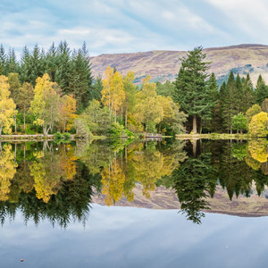 2016-10-20 - Perfecte spiegeling - dubbel zoveel herfstkleur<br/>Glencoe Lochan - Glencoe - Schotland<br/>Canon EOS 5D Mark III - 36 mm - f/5.6, 1/40 sec, ISO 400