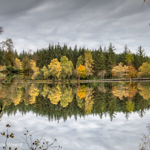 2016-10-20 - Perfecte spiegeling - dubbel zoveel herfstkleur<br/>Glencoe Lochan - Glencoe - Schotland<br/>Canon EOS 5D Mark III - 29 mm - f/8.0, 1/30 sec, ISO 400