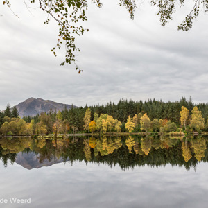 2016-10-20 - Perfecte spiegeling - dubbel zoveel herfstkleur<br/>Glencoe Lochan - Glencoe - Schotland<br/>Canon EOS 5D Mark III - 24 mm - f/8.0, 1/125 sec, ISO 400