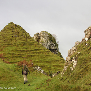 2016-10-18 - Carin op weg naar de top van een pyramide<br/>Fairy Glen - Balnaknock - uig - Schotland<br/>Canon PowerShot SX1 IS - 16 mm - f/4.0, 1/125 sec, ISO 100