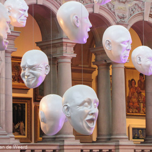 2016-10-22 - Floating Heads - door Sophie Cave<br/>Kelvingrove Art Gallery and Muse - Glasgow - Schotland<br/>Canon PowerShot SX1 IS - 24.5 mm - f/4.5, 1/6 sec, ISO 400