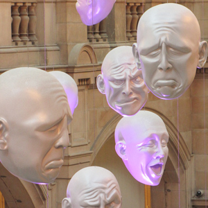 2016-10-22 - Floating Heads - door Sophie Cave<br/>Kelvingrove Art Gallery and Muse - Glasgow - Schotland<br/>Canon PowerShot SX1 IS - 41.4 mm - f/5.0, 1/6 sec, ISO 400