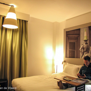 2016-10-23 - Wouter in de hotelkamer - met toepasselijke schildering<br/>Ibis hotel - Glasgow - Schotland<br/>Canon PowerShot SX1 IS - 5 mm - f/2.8, 1/13 sec, ISO 200