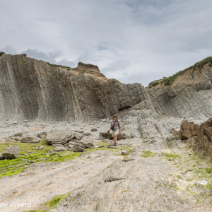 2015-04-26 - Carin op de flysch rotsen<br/>Playa de Arnia - Liencres - Spanje<br/>Canon EOS 5D Mark III - 29 mm - f/16.0, 0.04 sec, ISO 100