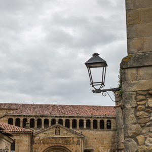 2015-04-26 - Kerk en lamp<br/>Santillana del Mar - Spanje<br/>Canon EOS 5D Mark III - 70 mm - f/8.0, 1/320 sec, ISO 200