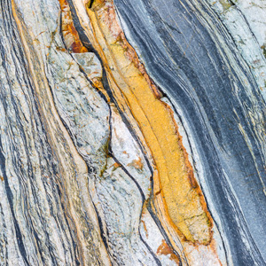 2015-04-27 - Lijnen- en kleurenspel in de rotsen<br/>Playa del Silencio - Cudillero - Spanje<br/>Canon EOS 5D Mark III - 70 mm - f/16.0, 0.25 sec, ISO 100