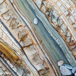 2015-04-27 - Lijnen en kleuren in de rots<br/>Playa del Silencio - Cudillero - Spanje<br/>Canon EOS 5D Mark III - 45 mm - f/16.0, 0.2 sec, ISO 100