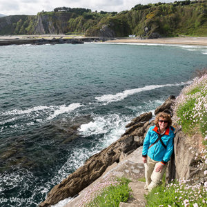 2015-04-28 - Carin bij de baai van Luarca<br/>Luarca - Spanje<br/>Canon EOS 5D Mark III - 24 mm - f/8.0, 1/125 sec, ISO 200