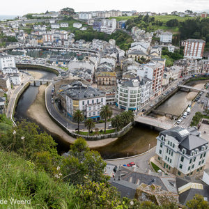 2015-04-28 - Luarca van bovenop de rotsen gezien<br/>Luarca - Spanje<br/>Canon EOS 5D Mark III - 24 mm - f/8.0, 1/60 sec, ISO 200