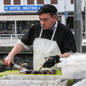 2015-04-30 - Visser is de vis aan het schoonmaken en fileren<br/>Luarca - Spanje<br/>Canon PowerShot SX1 IS - 20.4 mm - f/4.5, 1/200 sec, ISO 80