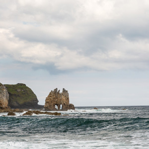 2015-04-29 - La catedral de Barcia - The Skull<br/>Playa de Portizuelo - Luarca - Spanje<br/>Canon EOS 5D Mark III - 70 mm - f/16.0, 1/320 sec, ISO 800