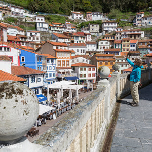 2015-04-29 - Carin en het dorpje Cudillero<br/>Cudillero - Spanje<br/>Canon EOS 5D Mark III - 24 mm - f/8.0, 1/400 sec, ISO 200