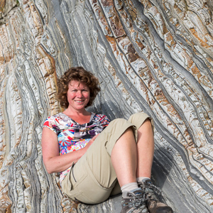 2015-04-29 - Carin geniet van het zonnetje<br/>Playa del Silencio - Cudillero - Spanje<br/>Canon EOS 5D Mark III - 45 mm - f/5.6, 1/320 sec, ISO 200