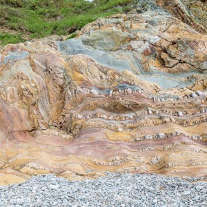 2015-04-29 - Waanzinnig gekleurde rots<br/>Playa del Silencio - Cudillero - Spanje<br/>Canon EOS 5D Mark III - 24 mm - f/16.0, 1/15 sec, ISO 100
