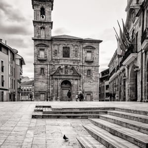 2015-04-30 - Plein met duif<br/>Oude centrum - Oviedo - Spanje<br/>Canon EOS 5D Mark III - 31 mm - f/8.0, 1/80 sec, ISO 200