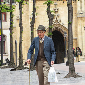 2015-04-30 - Straatbeeld met oude Spanjaard<br/>Oude centrum - Oviedo - Spanje<br/>Canon PowerShot SX1 IS - 47.5 mm - f/5.0, 1/160 sec, ISO 200