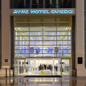 2015-04-30 - Ingang van het hotel in de avond<br/>Ayre Hotel Oviedo - Oviedo - Spanje<br/>Canon EOS 5D Mark III - 33 mm - f/5.6, 0.25 sec, ISO 800