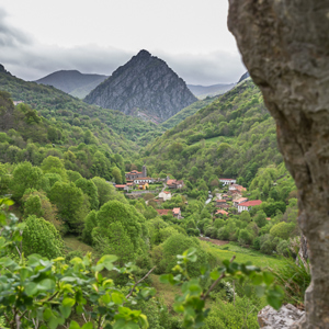 2015-05-03 - Onderweg, een mooi doorkijkje<br/>Picos de Europa - Cagnas de Onis - Spanje<br/>Canon EOS 5D Mark III - 36 mm - f/11.0, 1/30 sec, ISO 200