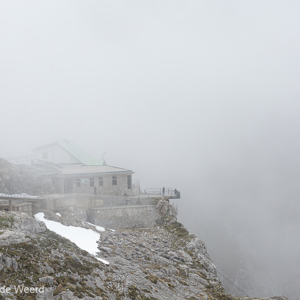2015-05-03 - Kabelbaan-gebouw in de mist<br/>Picos de Europa - Fuente De - Spanje<br/>Canon EOS 5D Mark III - 190 mm - f/8.0, 1/1250 sec, ISO 800