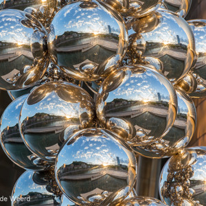 2015-05-07 - Weerspiegeling in de ballen<br/>Guggenheim museum - Bilbao - Spanje<br/>Canon EOS 5D Mark III - 400 mm - f/8.0, 1/250 sec, ISO 800