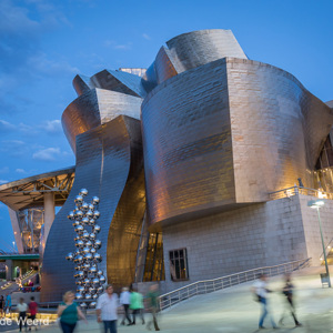 2015-05-07 - Ook in de avond blijft het mooi<br/>Guggenheim museum - Bilbao - Spanje<br/>Canon EOS 5D Mark III - 35 mm - f/4.0, 0.3 sec, ISO 1250