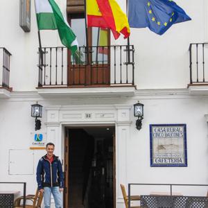 2017-04-30 - Wouter voor het hotel<br/>Casa Rural Cinco Balcones - Aracena - Spanje<br/>Canon PowerShot SX1 IS - 13.8 mm - f/4.0, 1/250 sec, ISO 80