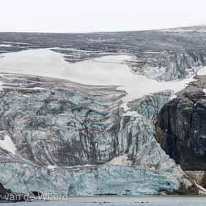 2022-07-19 - Overal langs de kust glijden de gletsjers in zee<br/>Spitsbergen<br/>Canon EOS R5 - 182 mm - f/5.6, 1/1250 sec, ISO 1250