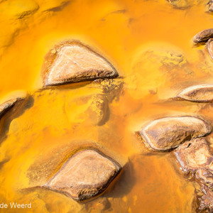 2017-05-01 - Rio Tinto - stenen in de okergele rivier<br/>Brug ten zuiden van Berrocal - Berrocal - Spanje<br/>Canon EOS 5D Mark III - 27 mm - f/16.0, 0.04 sec, ISO 200