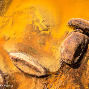 2017-05-01 - Rio Tinto - stenen in de okergele rivier<br/>Brug ten zuiden van Berrocal - Berrocal - Spanje<br/>Canon EOS 5D Mark III - 50 mm - f/16.0, 1/30 sec, ISO 200