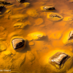 2017-05-01 - Rio Tinto - stenen in de okergele rivier<br/>Brug ten zuiden van Berrocal - Berrocal - Spanje<br/>Canon EOS 5D Mark III - 31 mm - f/16.0, 0.1 sec, ISO 100