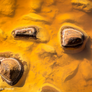 2017-05-01 - Rio Tinto - stenen in de okergele rivier<br/>Brug ten zuiden van Berrocal - Berrocal - Spanje<br/>Canon EOS 5D Mark III - 45 mm - f/16.0, 1/15 sec, ISO 100