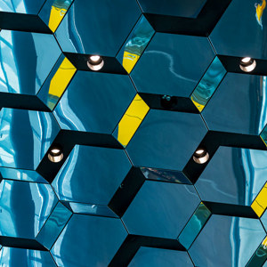 2023-09-22 - Harpa - geometrische patronen in de pui<br/>Harpa - Reykjavik - IJsland<br/>Canon EOS R6m2 - 100 mm - f/5.6, 0.01 sec, ISO 1250