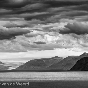 2022-07-20 - Heftige wolkenpartijen boven de bergen<br/>Spitsbergen<br/>Canon EOS R5 - 227 mm - f/5.6, 1/4000 sec, ISO 1250