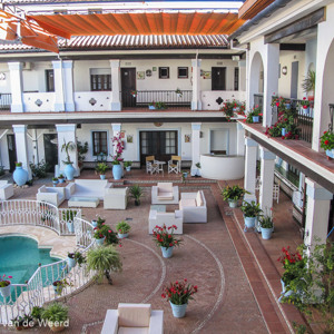 2017-05-03 - Binnenplaats van ons hotel<br/>Hotel Palacio Donana - El Rocío - Spanje<br/>Canon PowerShot SX1 IS - 5 mm - f/4.0, 1/80 sec, ISO 80